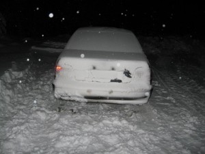 Henkilöauton lumesta puhdistaminen onnistuu mm. Vökäle-paketista.