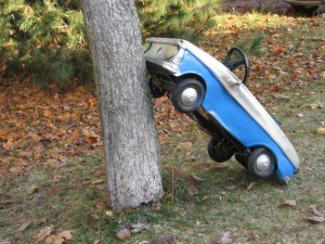 Autonkuljettajan väistäessä paperitonta turvapaikan hakijaa ohjautui auto puuhun. Vakavilta vammoilta vältyttiin.