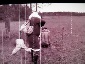 Desantit 1942 -lyhytelokuvassa joulupukki teloittaa kaksi desanttia. Lasten usko kilttiin joulupukkiin horjuu vakavasti. 