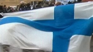 Mielenosoitus Ämmänsaaren torilla loppui lyhyeen äidin haettua Suomen lipun ja mielenosoittajan kotiin siivoamaan huoneensa ja petaamaan sänkynsä.