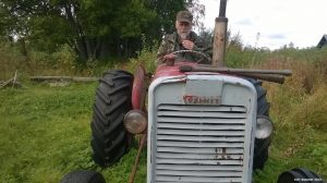 Tiistaina alkava traktorimarssi kunanntalon ympäri vakavoittaa hetkeksi maanviljelijät - illalla mennään Seurahuoneella rennommin.